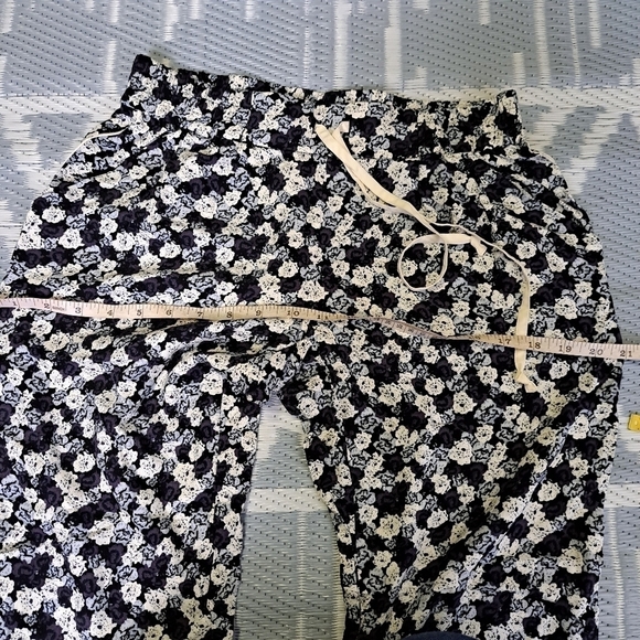 Aritzia Talula Floral Lightweigh Joggers Pant - Picture 8 of 8
